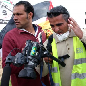 非暴力デモ行進の村人や報道カメラマンらにも銃口はむけられる。銃弾がカメラに命中。©Friends of Freedom and justice - Bil'in