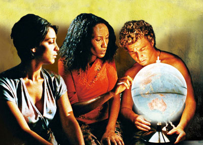 フィリッポとジュリエッタに、アフリカ大陸のどこから来たかを説明するサラ（中央）。 ©2011 CATTLEYA SRL・BABE FILMS SAS・FRANCE 2 CINEMA