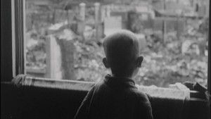破壊された市街を病室の窓から茫然と眺める少年。　©2007 Home Box Office,Inc.All right reserved.