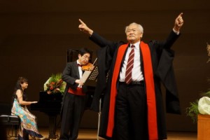 チャリティ・コンサートの最後は、東條名誉教授の指揮、みのもさんと西田さんの伴奏で会場の参加者全員で早稲田大学校歌（都の西北）を合唱して閉じられた。