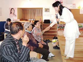 テクノ仮設で手を取り歌う