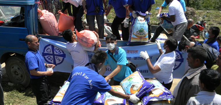 ネパール大地震：教会が支援できる資金を手渡そう－－福澤牧人元宣教師が現地訪問