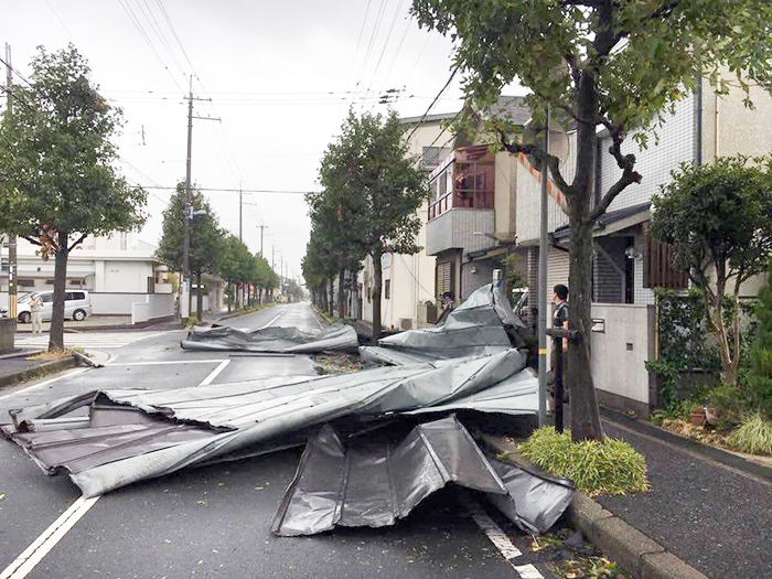 屋根が飛ばされ、十字架が傾き、窓が壊れ…　台風21号の爪痕 教会にも
