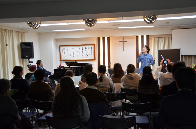 塩谷達也『ゴスペルのチカラ』刊行記念トーク＆ライブ　歌は“魂のふるえ”刻む