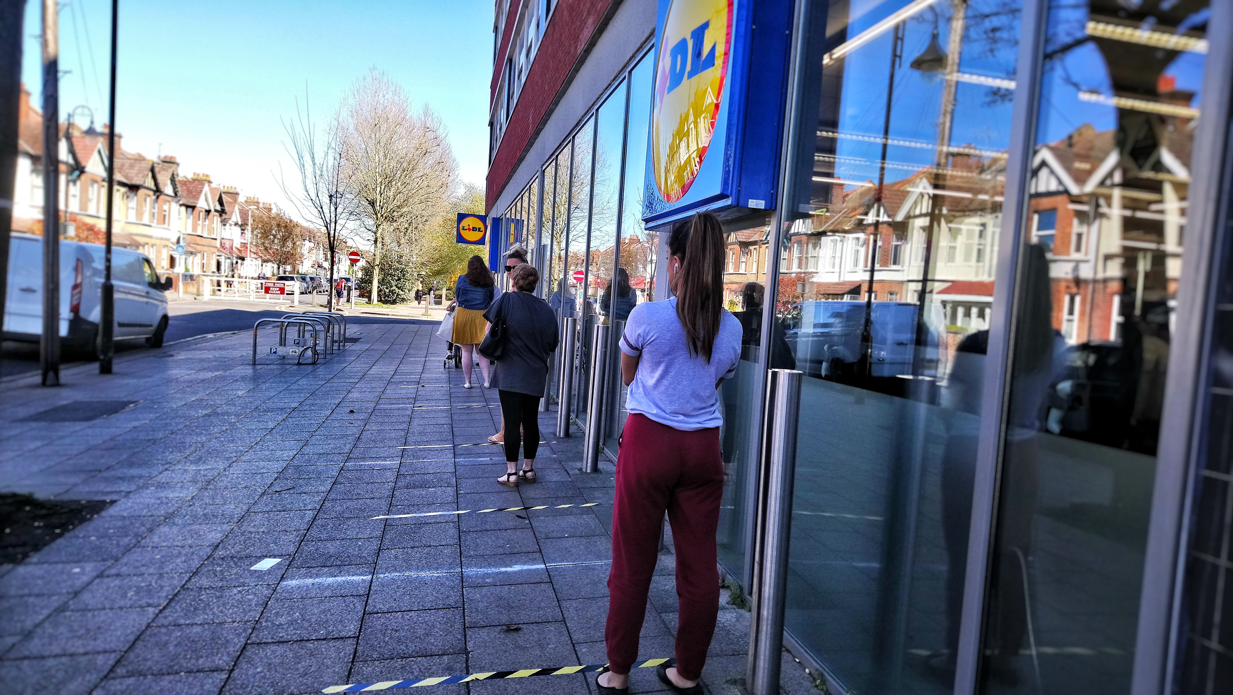 【新型コロナ関連】迅速な支援が政府への信頼に 「キーワーカー」への感謝 ボランティア登録70万人　レポート　ジャーナリスト  英ロンドン在住　宮田 華子