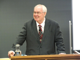 「心へのケアといやし」デーケン氏講演　愛表す“ユーモア”を最期まで