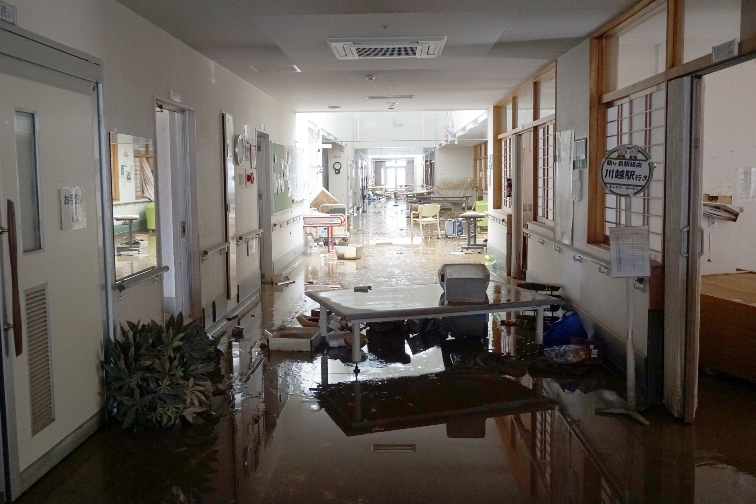 台風19号で各地に被害 川越キングス・ガーデン浸水 床が一面泥で覆われ