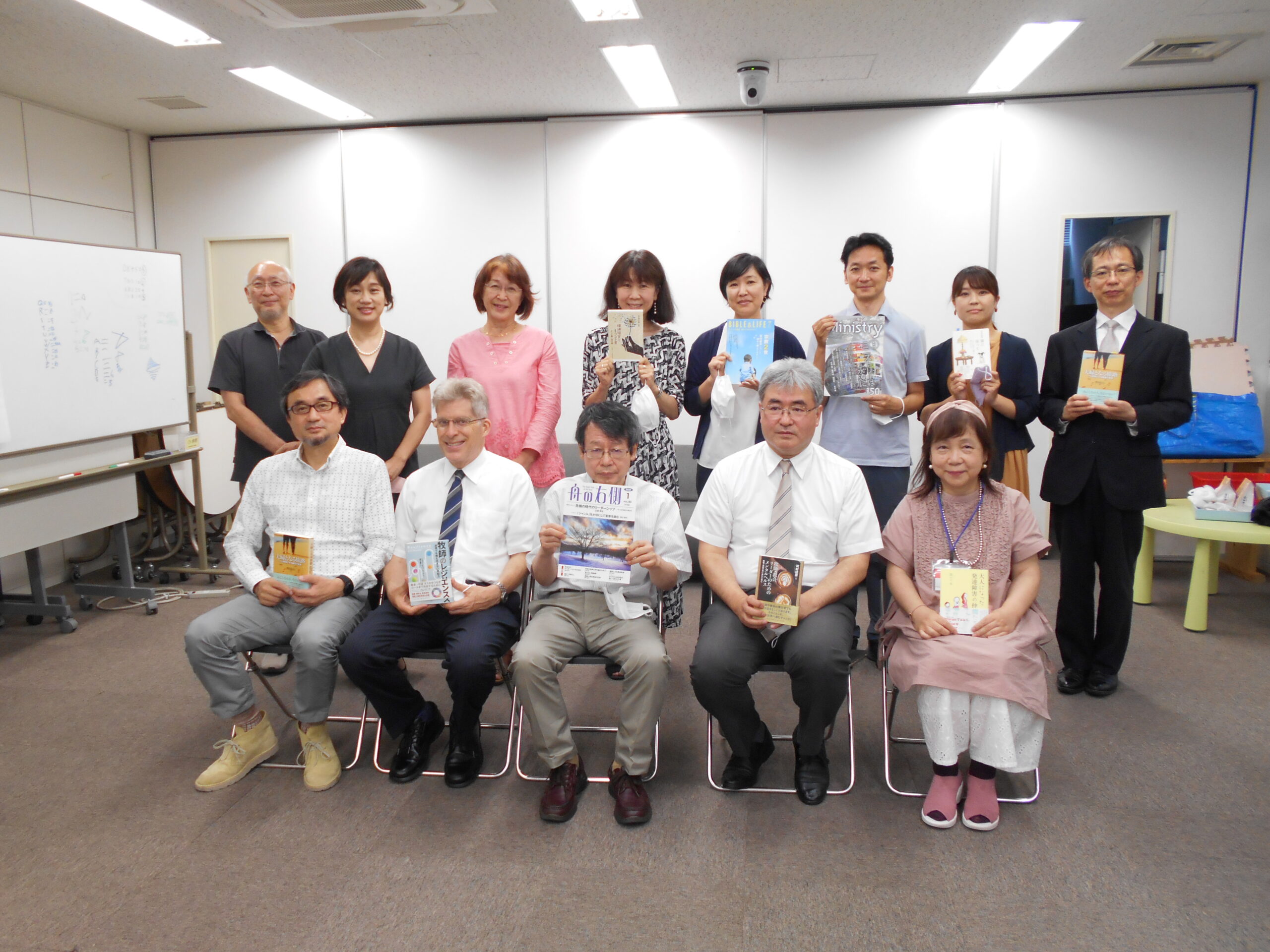 「おふぃす・ふじかけ賞」３年分の授賞式　カウンセリング良書と雑誌