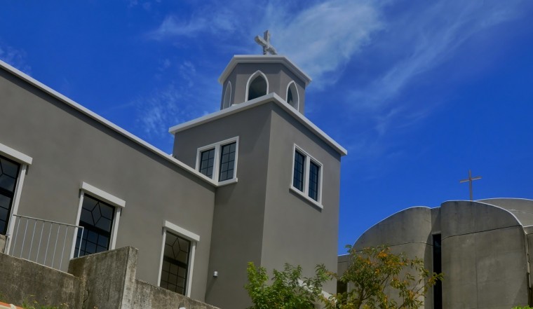 沖縄戦の悲劇を忘れない 首里教会旧会堂塔屋復元 十字架見て「よく残ってくれた」