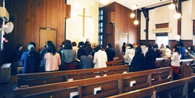 日出高等学校生徒  教会のクリスマス礼拝体験 神様の心をプレゼント「イエス様が一緒」 なんでそんな格好しているの？