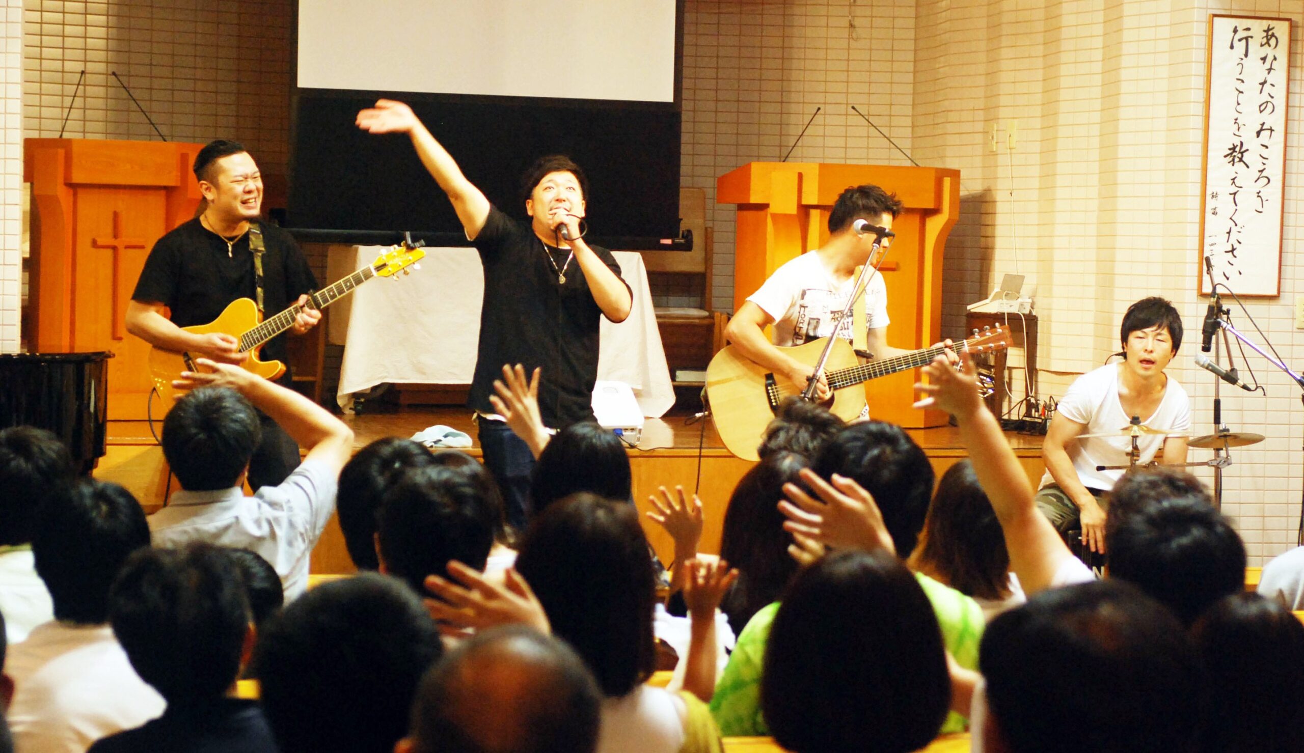 手を振って西日本にエール 豪雨災害支援ナイト de ライトチャリティーコンサート