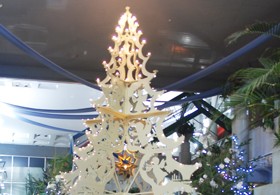 ツリーオブジェでイエス降誕表現