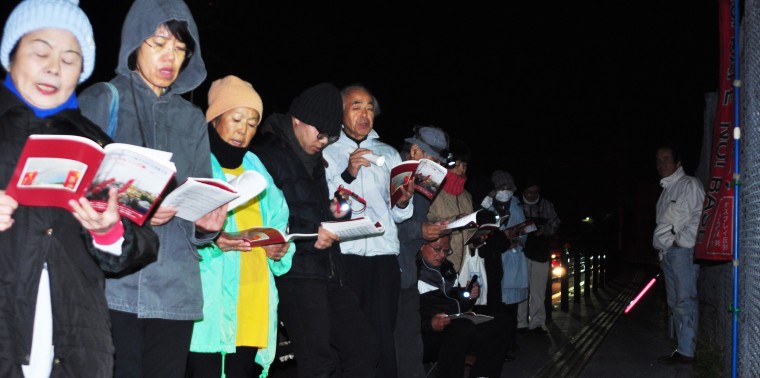 普天間教会付属園に米軍ヘリ落下物　保護者ら「命守りたい」事故直後も基地前ゴスペル