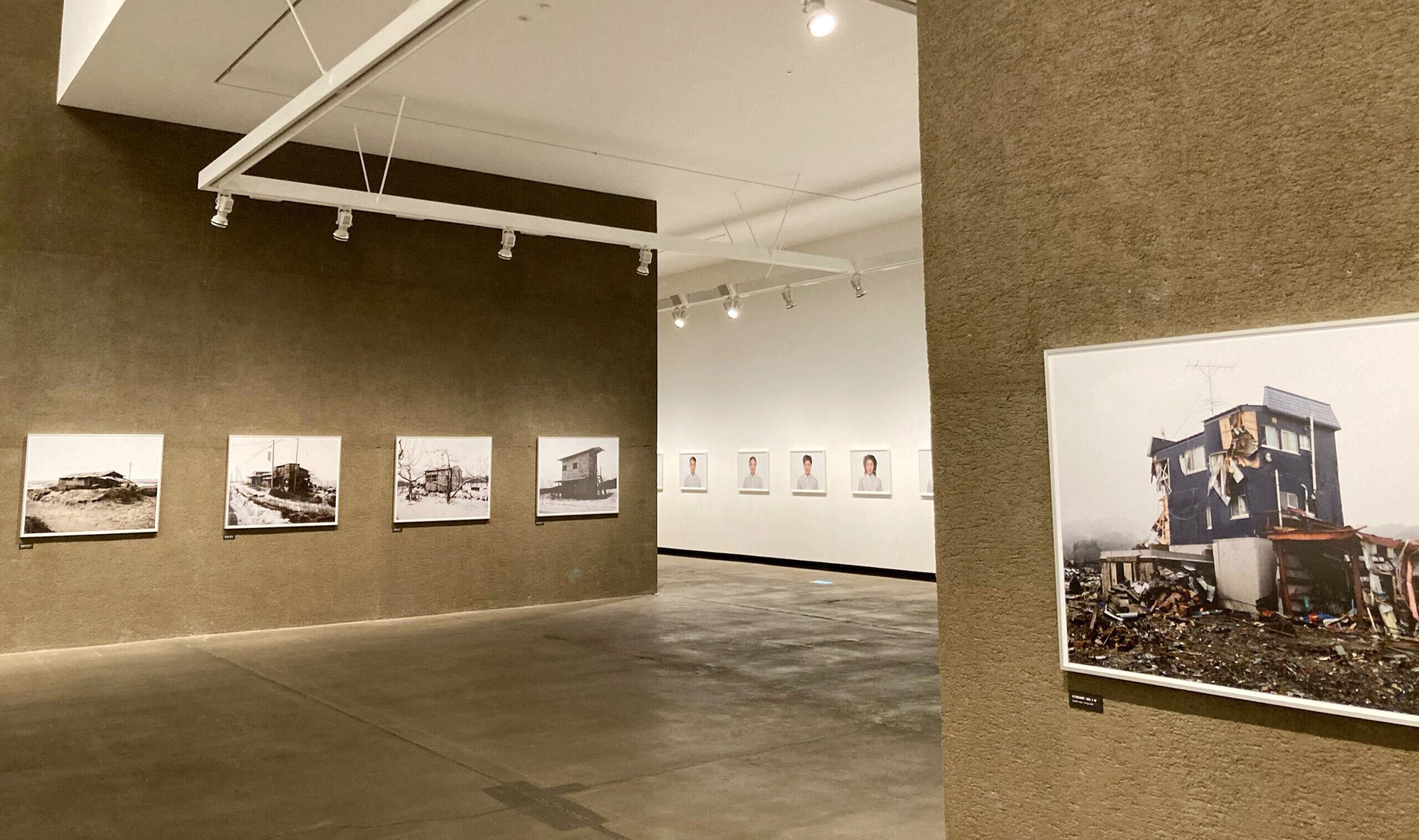 東日本大震災の「歴史化」に抗う　「 あかし testaments」展　青森県立美術館で開催