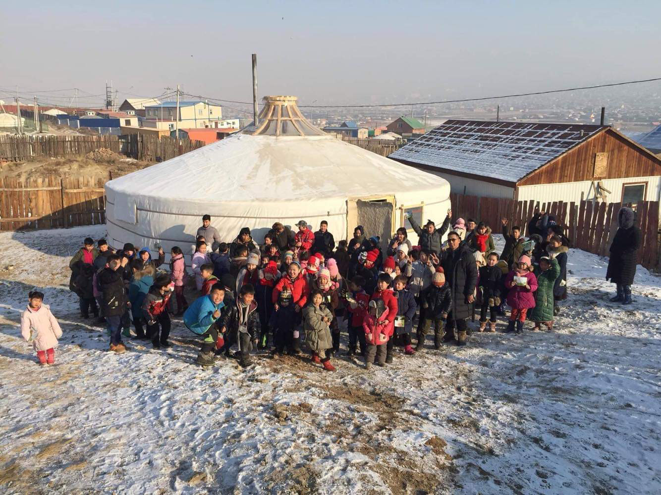 ゴミ集積所で暮らす子どもたちのために 子ども300人入るゲルで礼拝