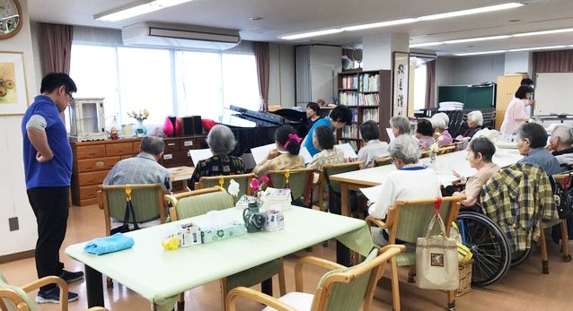 「年取っても一緒に礼拝続けたいね」 教会のデイサービスで「私ら安心」 宝塚栄光教会  デイサービス ケアプラン オリーブの実