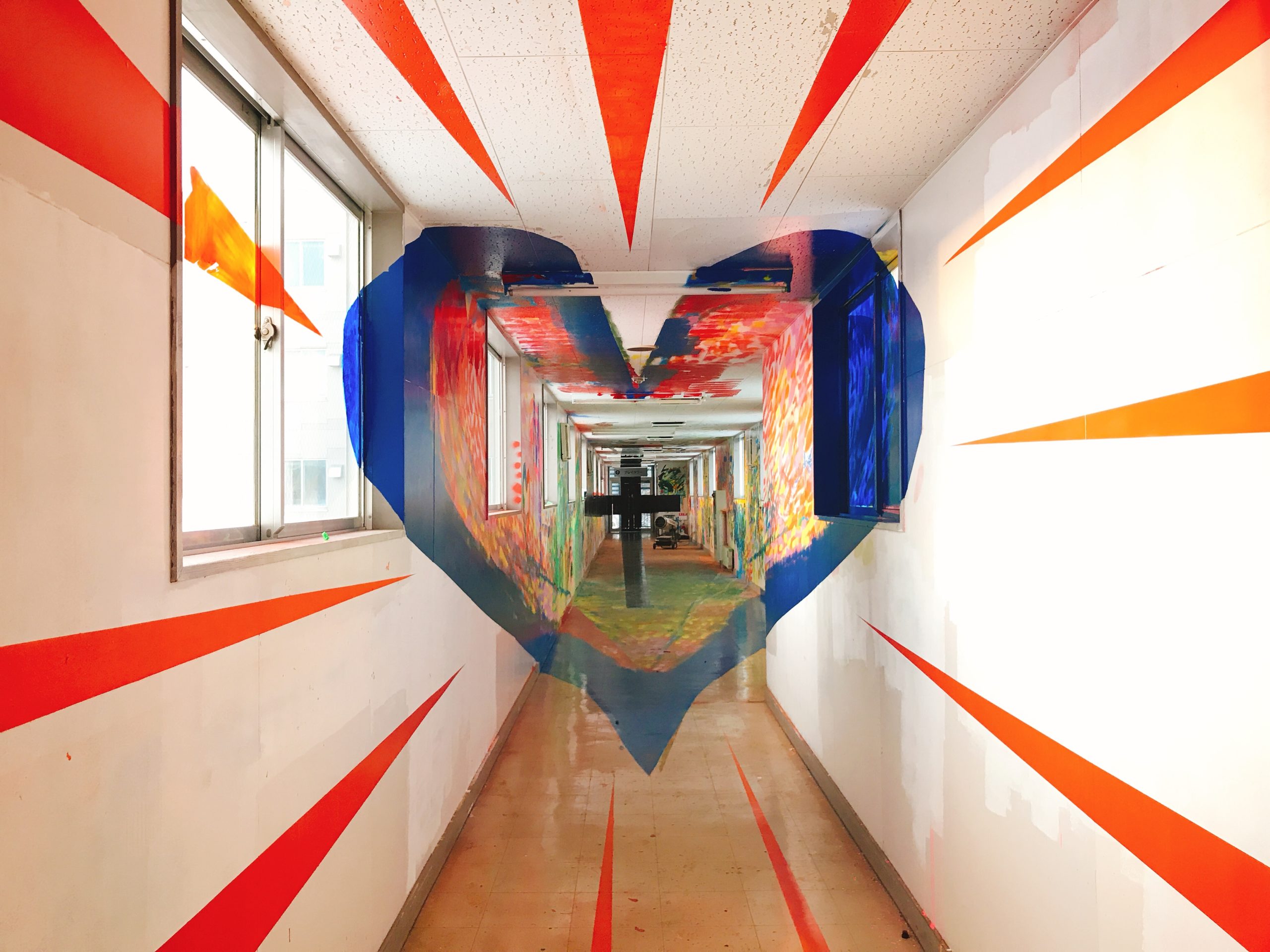 お友だちも大はしゃぎ！ 教会の壁にスプレーアート 愛隣チャペルキリスト教会