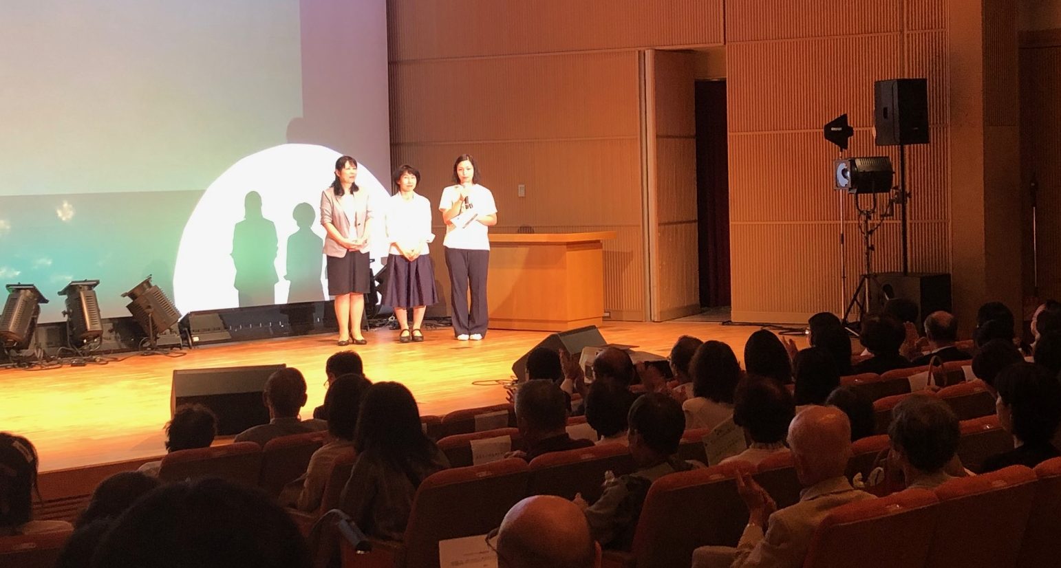 「小さないのちのドア」１周年記念公演　子どもが笑顔で 生きる国に