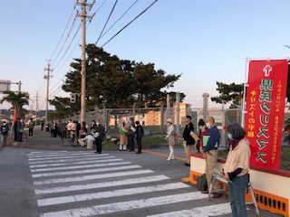 沖縄・基地ゲート前で「県民クリスマス」