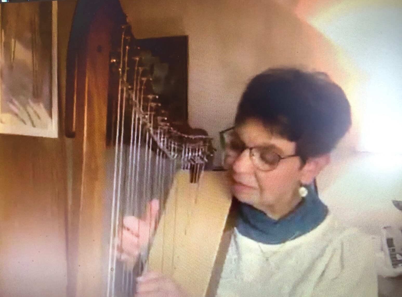 【関西だより】ハープと歌で病床に祈り届ける  音楽による看取りのケア