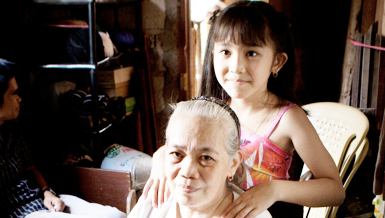 愛と希望 車いすに乗せ 足の不自由なアジアの人々に無償で提供 ＮＰＯ法人希望の車いす 届ける人、整備する人の人生も変え、喜び、生きがいを与える