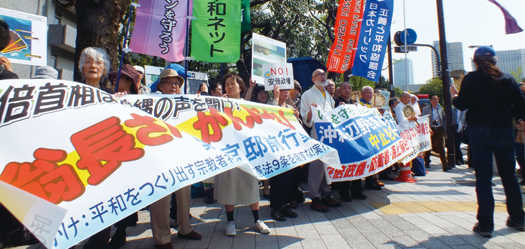 安倍首相・翁長沖縄県知事が対談－－市民ら首相官邸前で平和のエール
