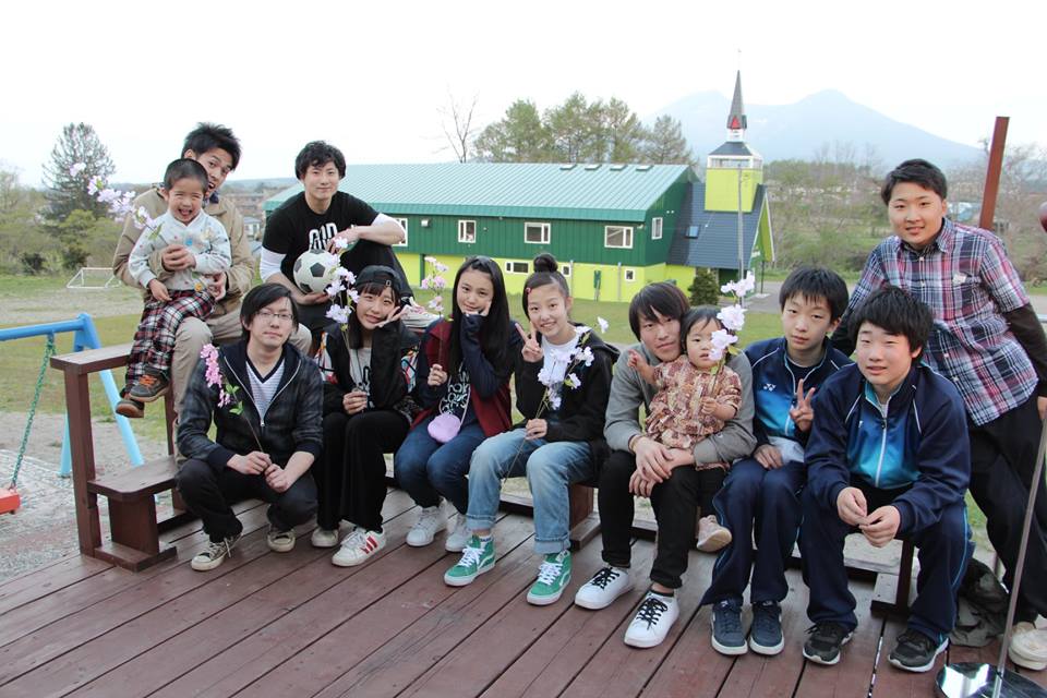 「信仰・祈り・犠牲」で捧げた　体育館のある“森”の教会