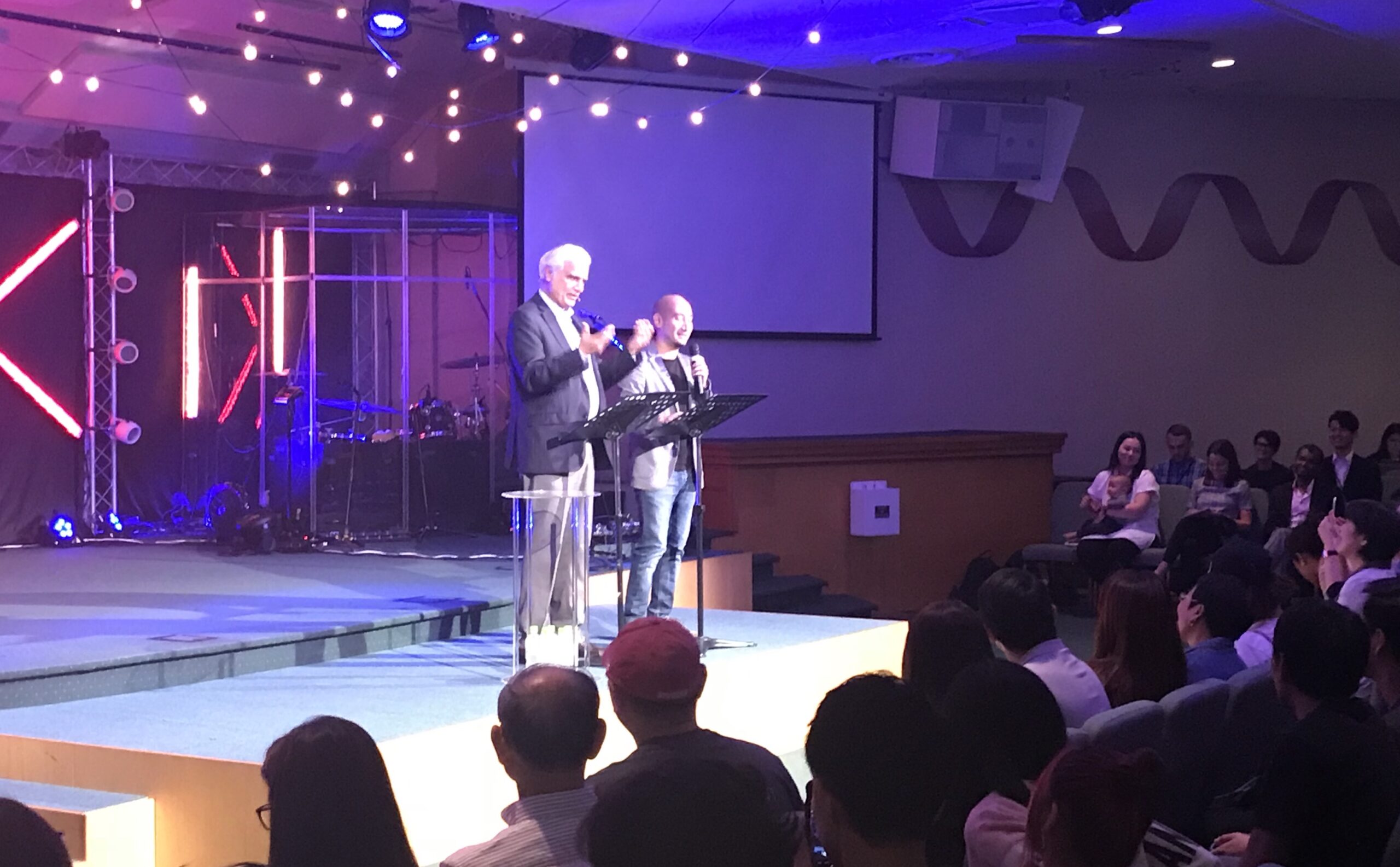 「神とはだれか？」 ザカリアス氏 弁証論で応答