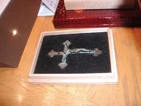 土蔵の壁から見つかった十字架　キリシタンの痛切な思い伝える