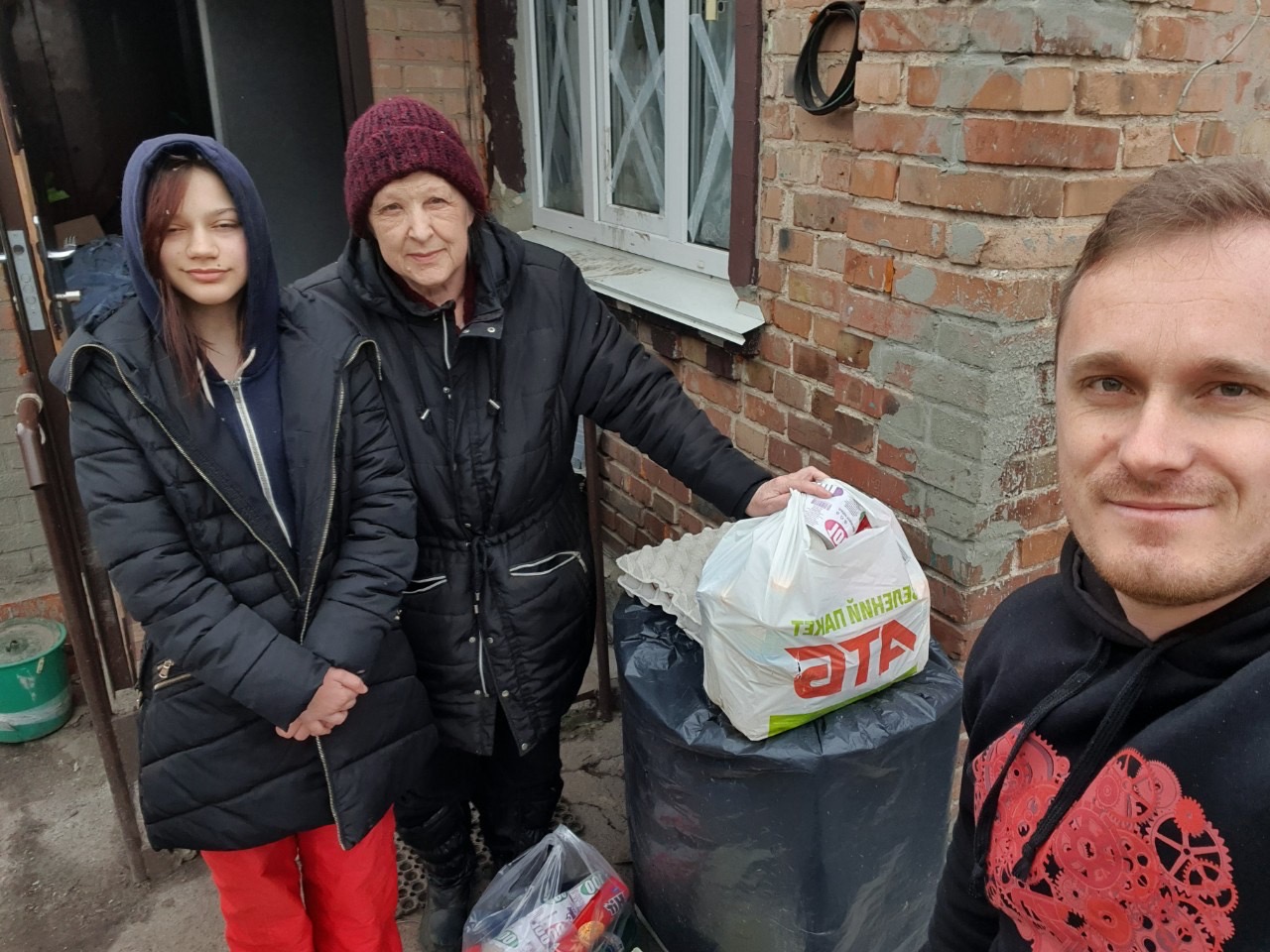 国際飢餓対策機構 戦禍のキエフで緊急食料配布