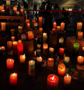 商店街にクリスマスの灯