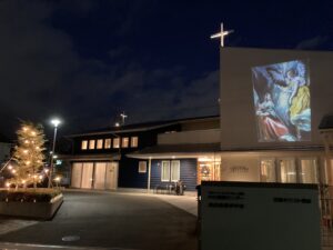教会壁に巨大な降誕聖画　大阪・石橋キリスト教会　聖夜のスライドショー