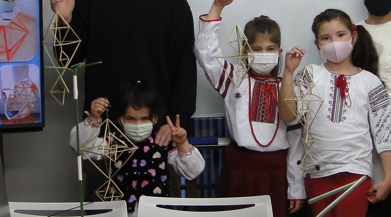 ウクライナ伝統の飾り物ディドフ、パヴーク  クリスマスは家族行事で  キリスト教と古来の習慣が融合 自然素材の材料で飾り物を制作