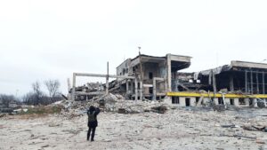 「集会中も砲撃音 が絶え間なく」    船越宣教師ウクライナ東部に支援、視察