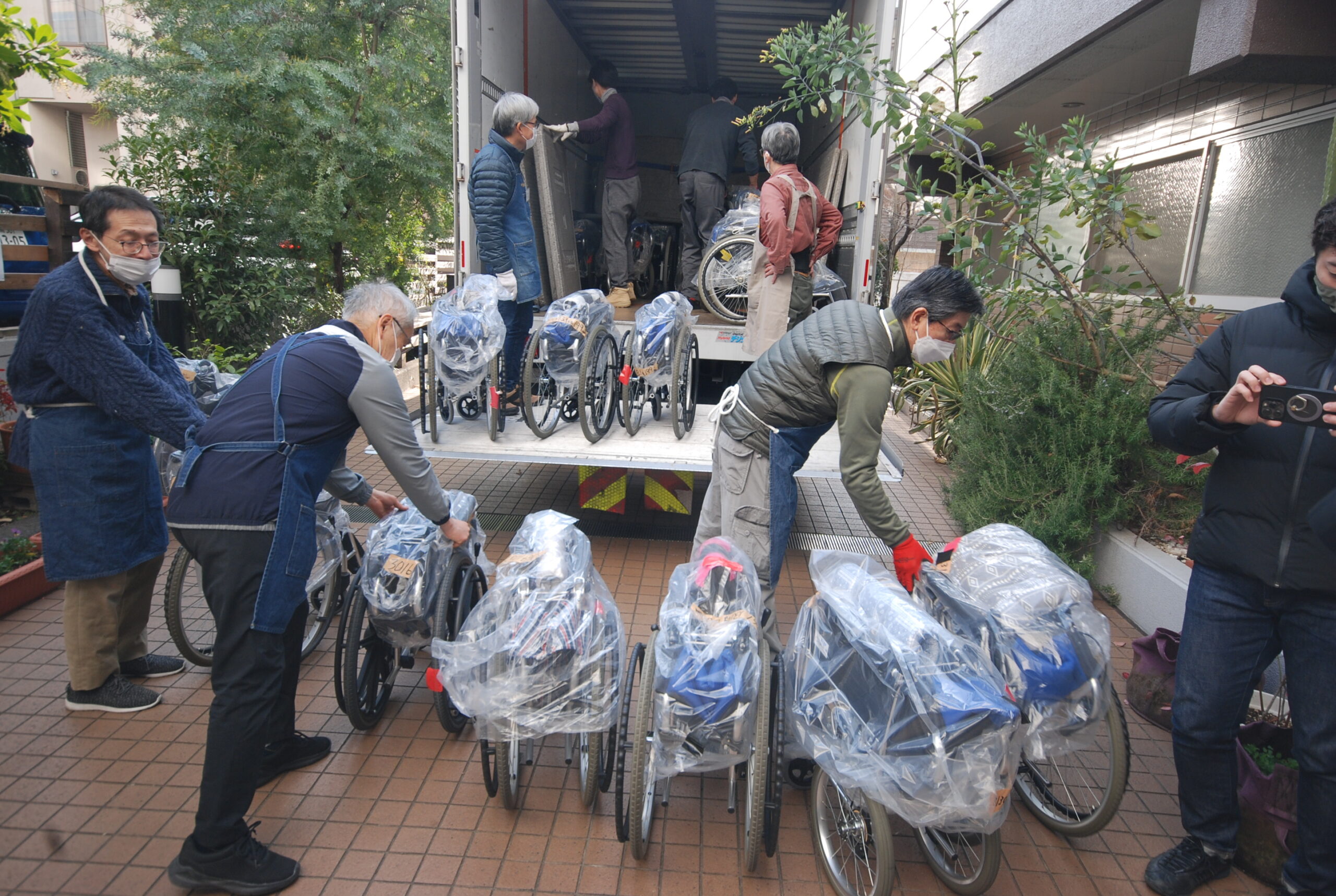 海運・運送会社ともスクラム  希望の車いすらＮＰО４団体  戦火のウクライナへ車いすを