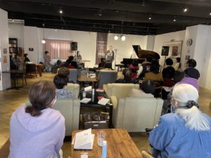 【沖縄だより】キリスト教書店が地域の文化交流の場に お寺の住職も講演