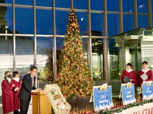 待ち望むあかり 大学に　桜美林でツリー点灯式