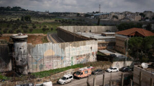 隔ての壁を越えた砂漠のキャンプ　パレスチナ人とユダヤ人の信者が生活を共にし、語り祈り合う