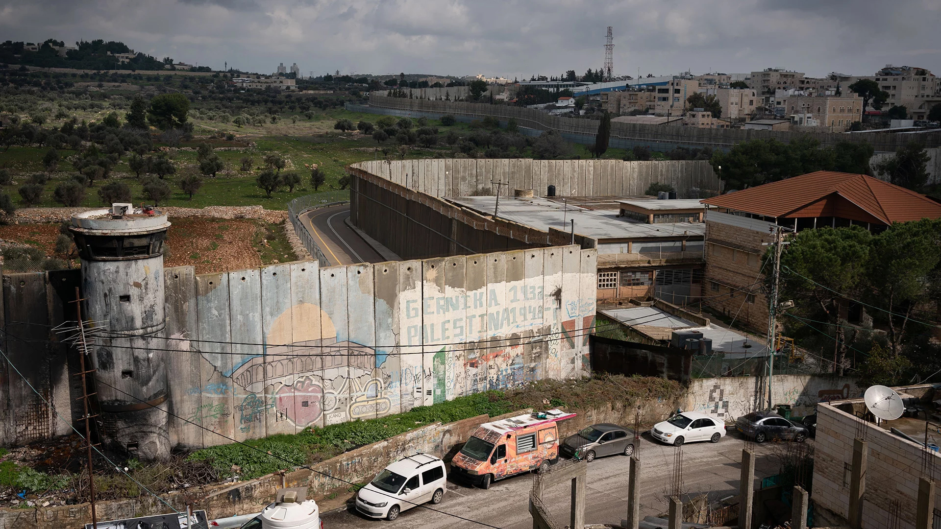 隔ての壁を越えた砂漠のキャンプ　パレスチナ人とユダヤ人の信者が生活を共にし、語り祈り合う