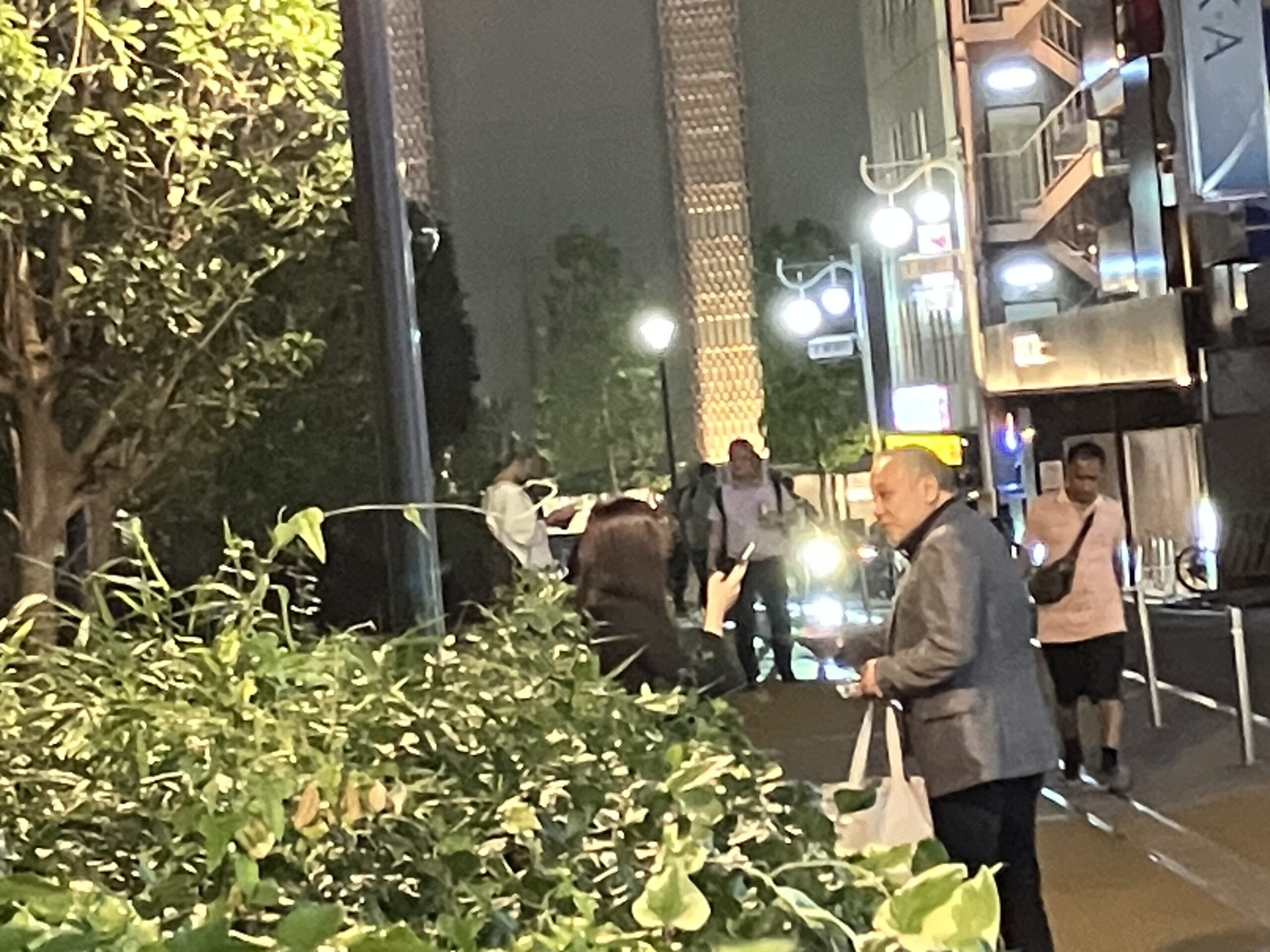 新宿・歌舞伎町で夜回りする坂本さん  「推し活」女性の相談相手に