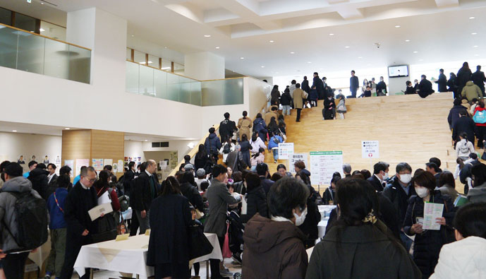 キリスト教学校合同フェアに列