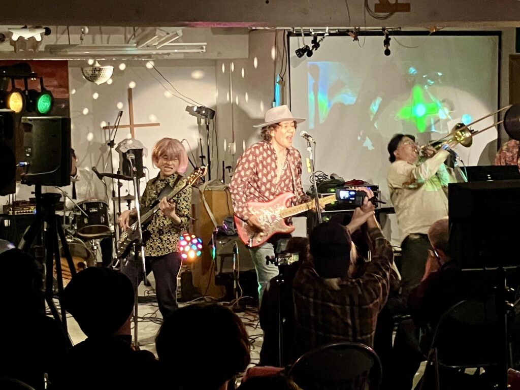 商店街の教会で〝ゴスペルロック！〟 相模原・御園バプテスト教会「OVER THE RAINBOW」