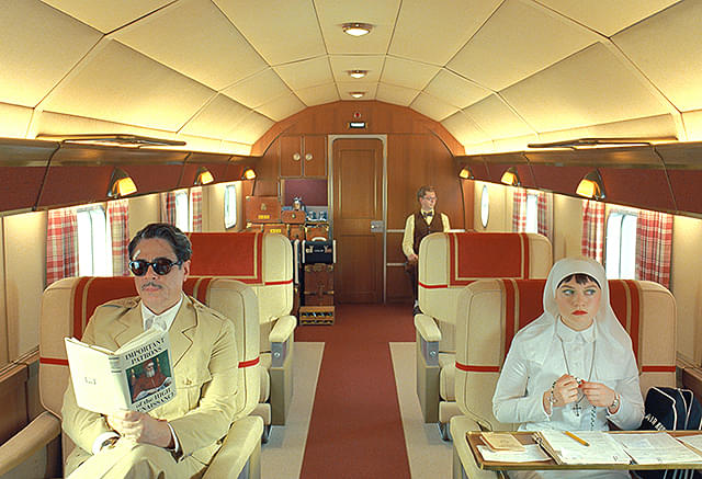 欧州の大富豪“ザ・ザ”は、30年間準備してきたフェニキアへの大事業の後継者として疎遠だった修道女見習いの娘リーズル選び、現地の整備へ赴くが…。 Courtesy of TPS Productions/ Focus Features (C)2025 All Rights Reserved