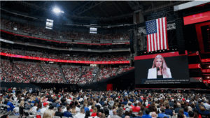 福音と政治が混ざり合ったカーク氏追悼式