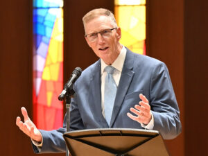 礼儀正しい対話が平和の道具　元FBI副長官ピストル氏、玉川聖学院で講演