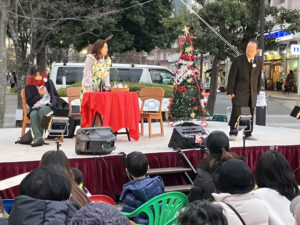 リストラ社員の「クリスマス・キャロル」駅前で野外劇　劇団ぶどうの木　