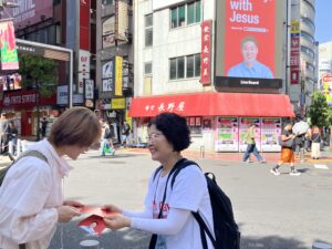 【詳細】都心の電光掲示板に  「It’s Okay! with Jesus」 新宿駅周辺で日韓合同街頭伝道