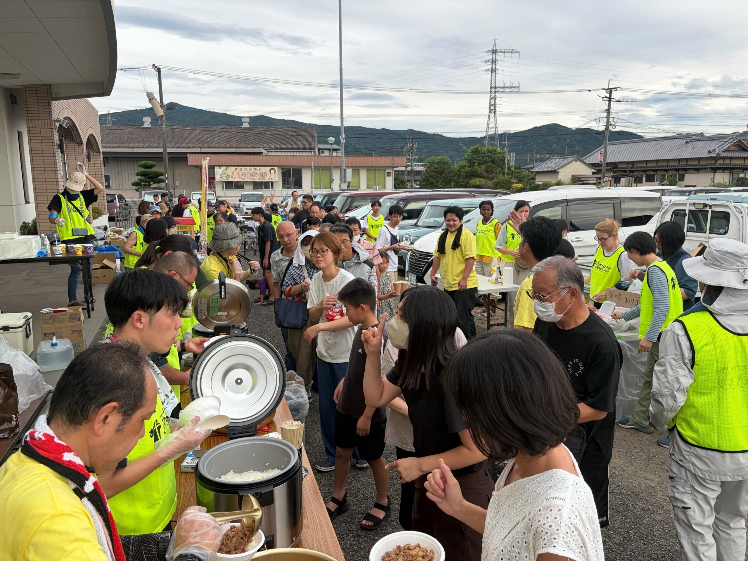【速報・熊本地震】温かいご飯で笑顔に　九キ災と熊本６教会協力で牛丼炊き出し　八代市避難所で　