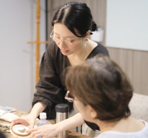 心の赴くままに針を刺して　『百万人の福音』連載作家　手刺繍ワークショップ開催